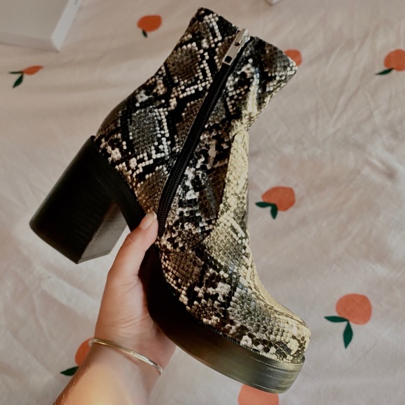 Exclusive UO x Steve Madden Square toe boots!❤️ - Picture 2 of 4